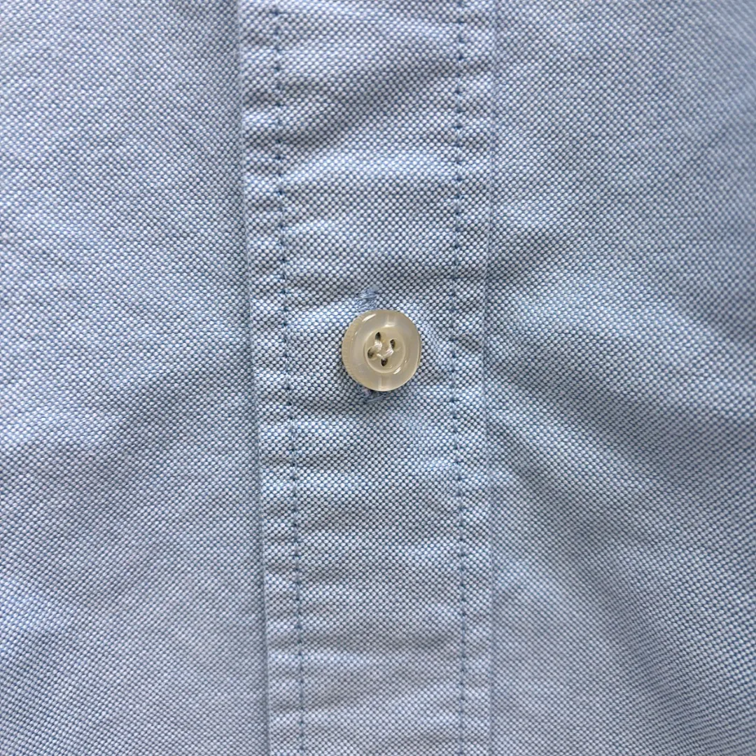 P210 Ralph Lauren/Ralph Lauren cotton oxford embroidered shirt uses 100% cotton oxford fabric. The unique texture of oxford is more textured than ordinary cotton shirts. The 100% cotton material makes it have good breathability. High fabric strength and good wear resistance. Comfortable to wear. Not easy to sweat. Loose fit. The upper body is three-dimensional. The lines are smooth and natural. From the shoulder line to the waistline to the hem, the line transition is smooth. There are no unnecessary folds or accumulations. The whole body is neat and stretched. The chest is embellished with the iconic pony embroidery. Simple but highly recognizable. The color transition of the embroidery thread is natural. The stitches are even and uniform in spacing and size. The stitches can also be connected naturally. The lines are smooth and not stiff. Size: S M L XL